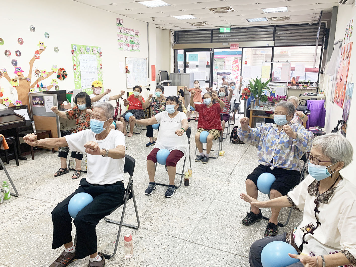馨窩長者關懷據點－彈力球運動！110-09-16