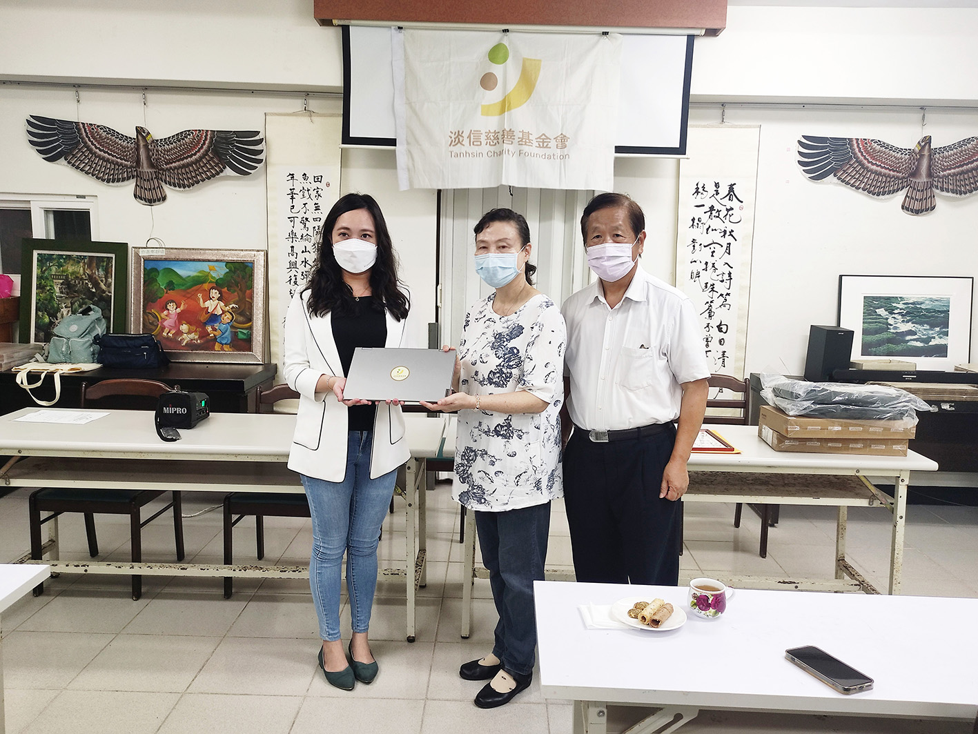 弱勢學子助學-【淡信慈善基金會捐贈全新筆電2部】111-09-02