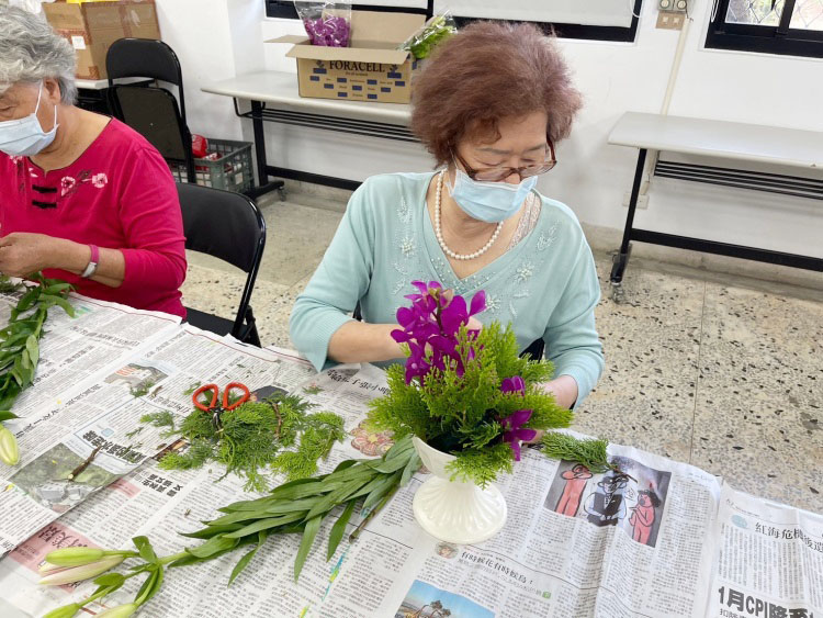 馨窩長者關懷據點石門茂林站【鮮花放手玩】  113-05-16